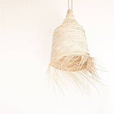 Lampe suspension ajourée de forme allongée en palme tressée, matière naturelle, fabrication artisanale, de style bohème tropical