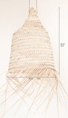 Lampe suspension ajourée de forme allongée en palme tressée, matière naturelle, fabrication artisanale, de style bohème tropical
