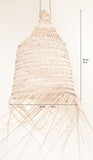 Lampe suspension ajourée de forme allongée en palme tressée, matière naturelle, fabrication artisanale, de style bohème tropical