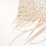 Lampe suspension ajourée de forme allongée en palme tressée, matière naturelle, fabrication artisanale, de style bohème tropical