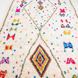 Tapis Azilal Marrakech blanc et ses motifs colorés