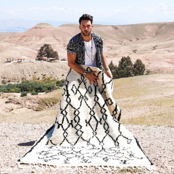 tapis berbere pas cher marrakech maroc artisanat marocain soukcircus noir et blanc